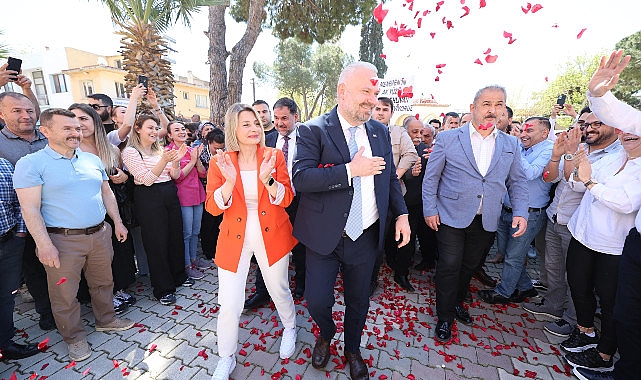 Başkan Pehlivan Mazbatasını Menemenliler eşliğinde aldı