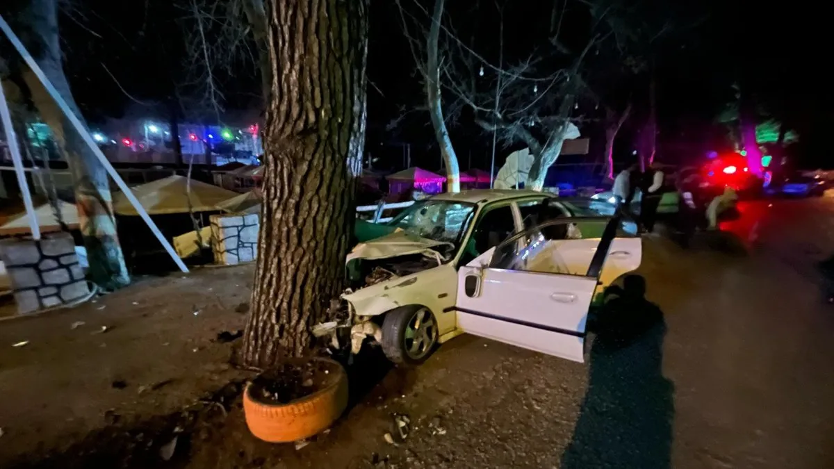 Alanya’da kontrolden çıkan otomobil ağaca çarptı: 1 ölü, 3 yaralı